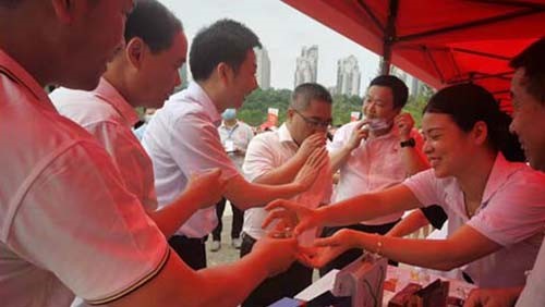 文化和自然遺產(chǎn)日|益陽市民近距離感受湘益茯茶國家非遺茯磚茶制作技藝